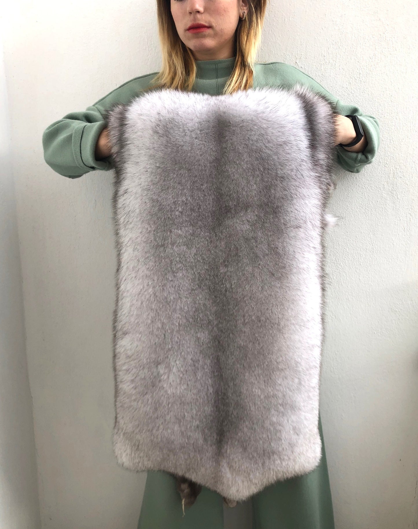Genuine Blue Fox Fur Pelt:Saga royal white fur skin , huge size.