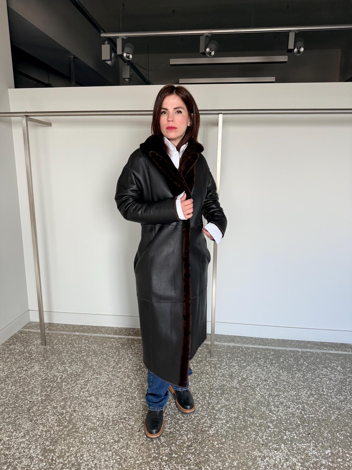Handmade reversible shearling with animal print. Black leather sheepskin coat: Super warm Sheepskin stroller.