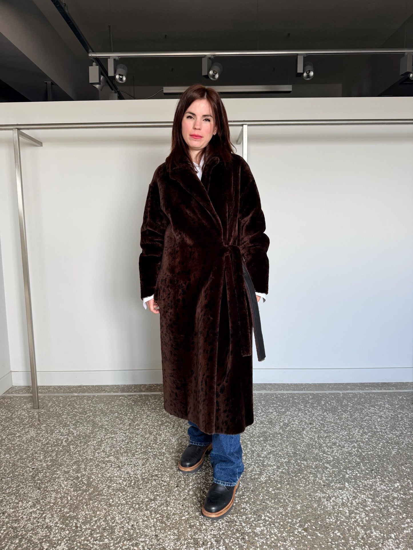 Handmade reversible shearling with animal print. Black leather sheepskin coat: Super warm Sheepskin stroller.