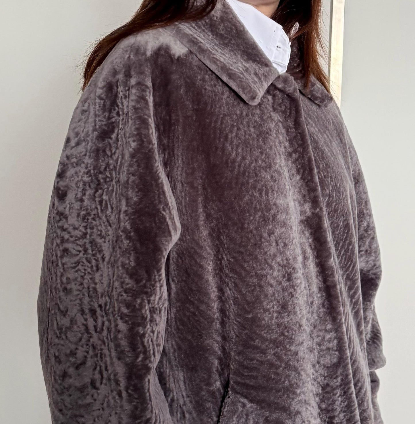 Reversible grayish merino shearling and leather coat: Super warm and silky soft Argento Sheepskin stroller.