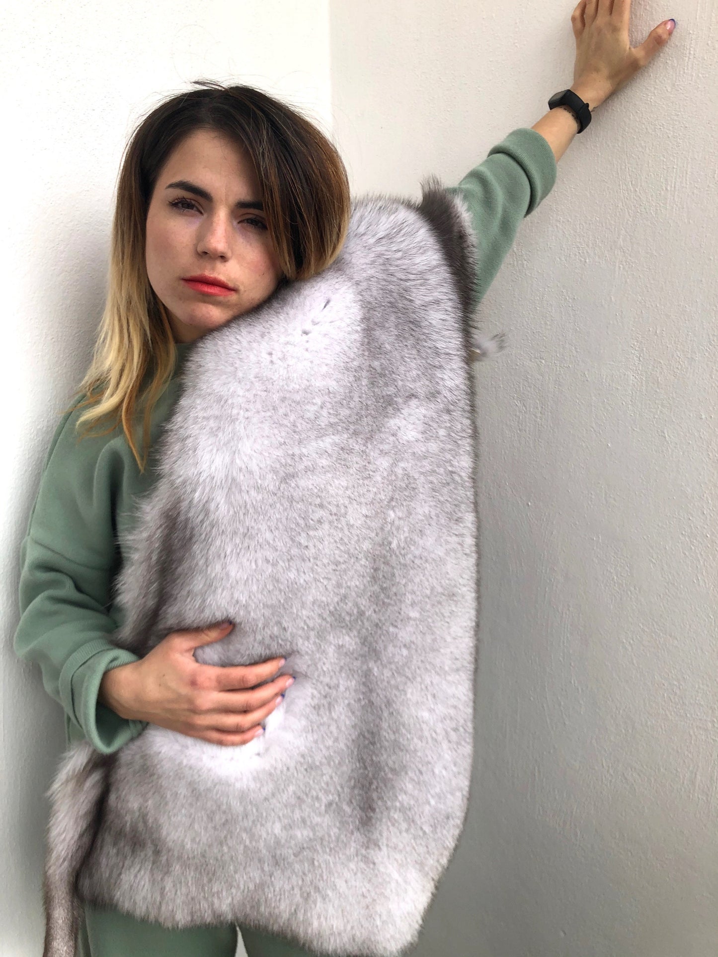 Genuine Blue Fox Fur Pelt:Saga royal white fur skin , huge size.