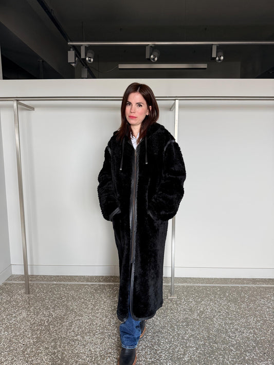 Handmade hooded merino shearling . Black leather sheepskin coat: Super warm and soft Sheepskin stroller wit zip closure.