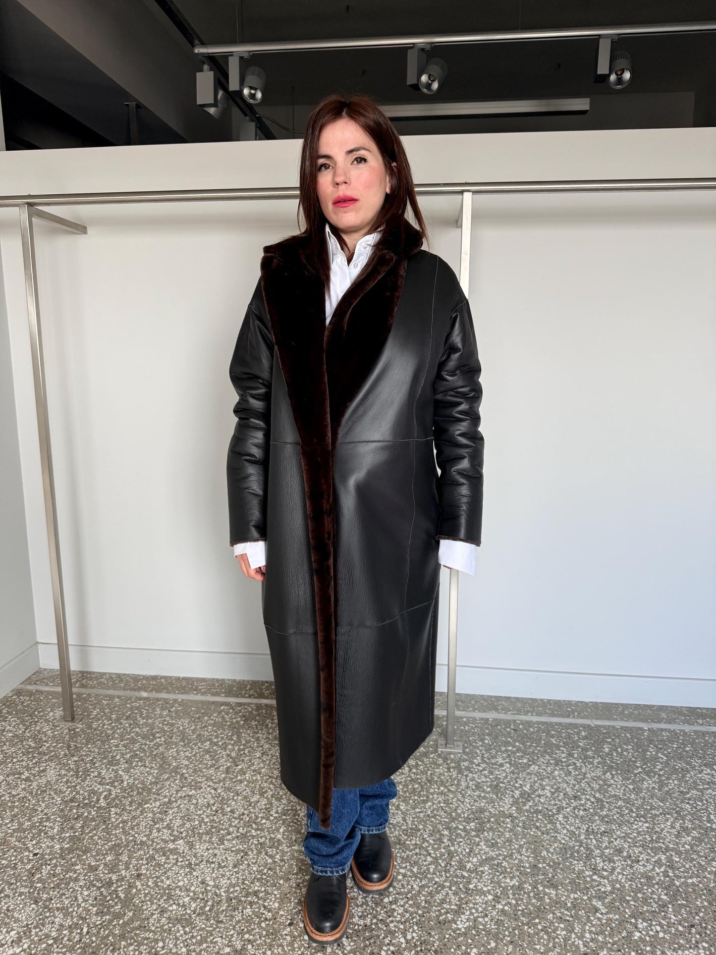 Handmade reversible shearling with animal print. Black leather sheepskin coat: Super warm Sheepskin stroller.