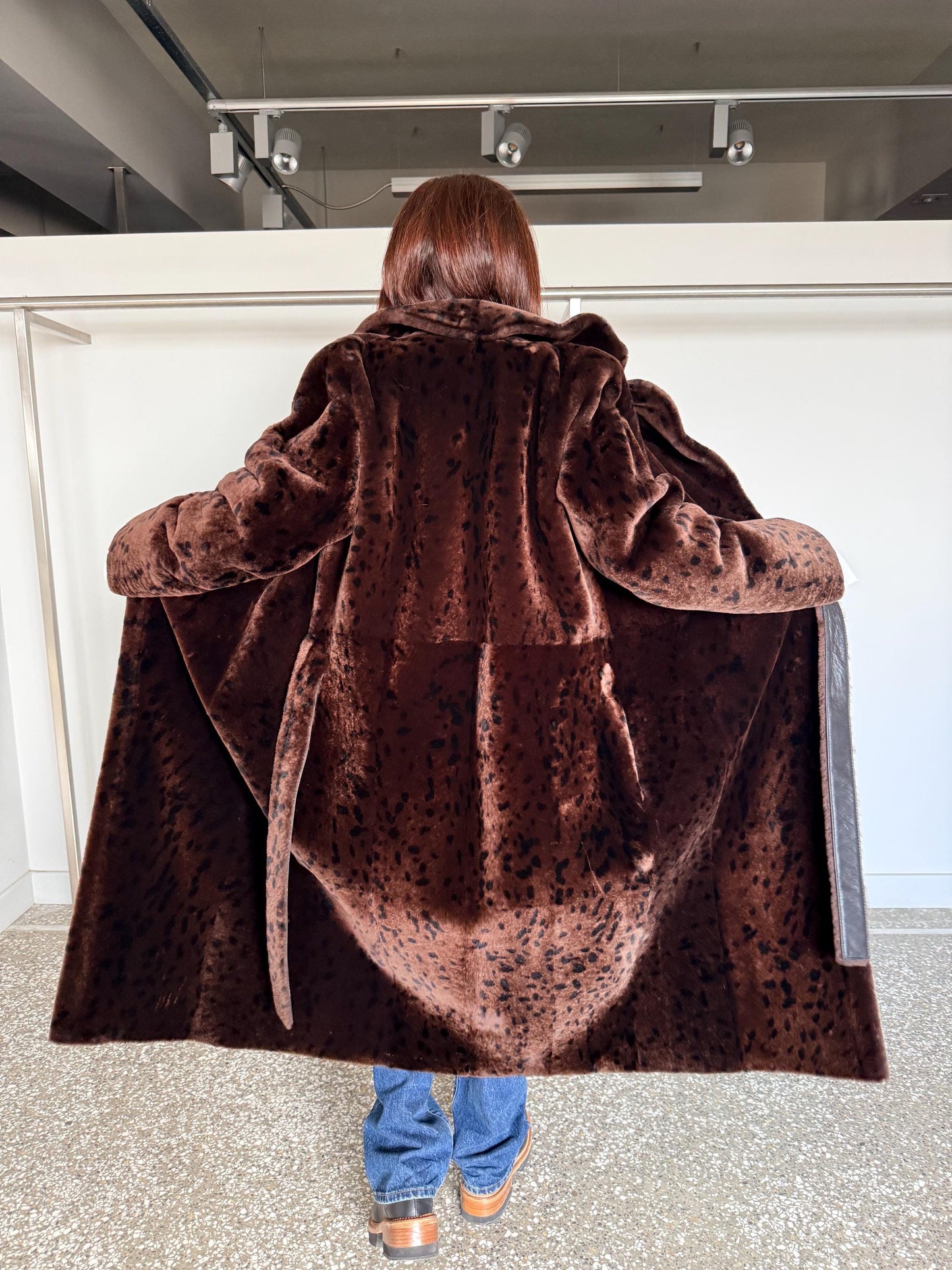 Handmade reversible shearling with animal print. Black leather sheepskin coat: Super warm Sheepskin stroller.