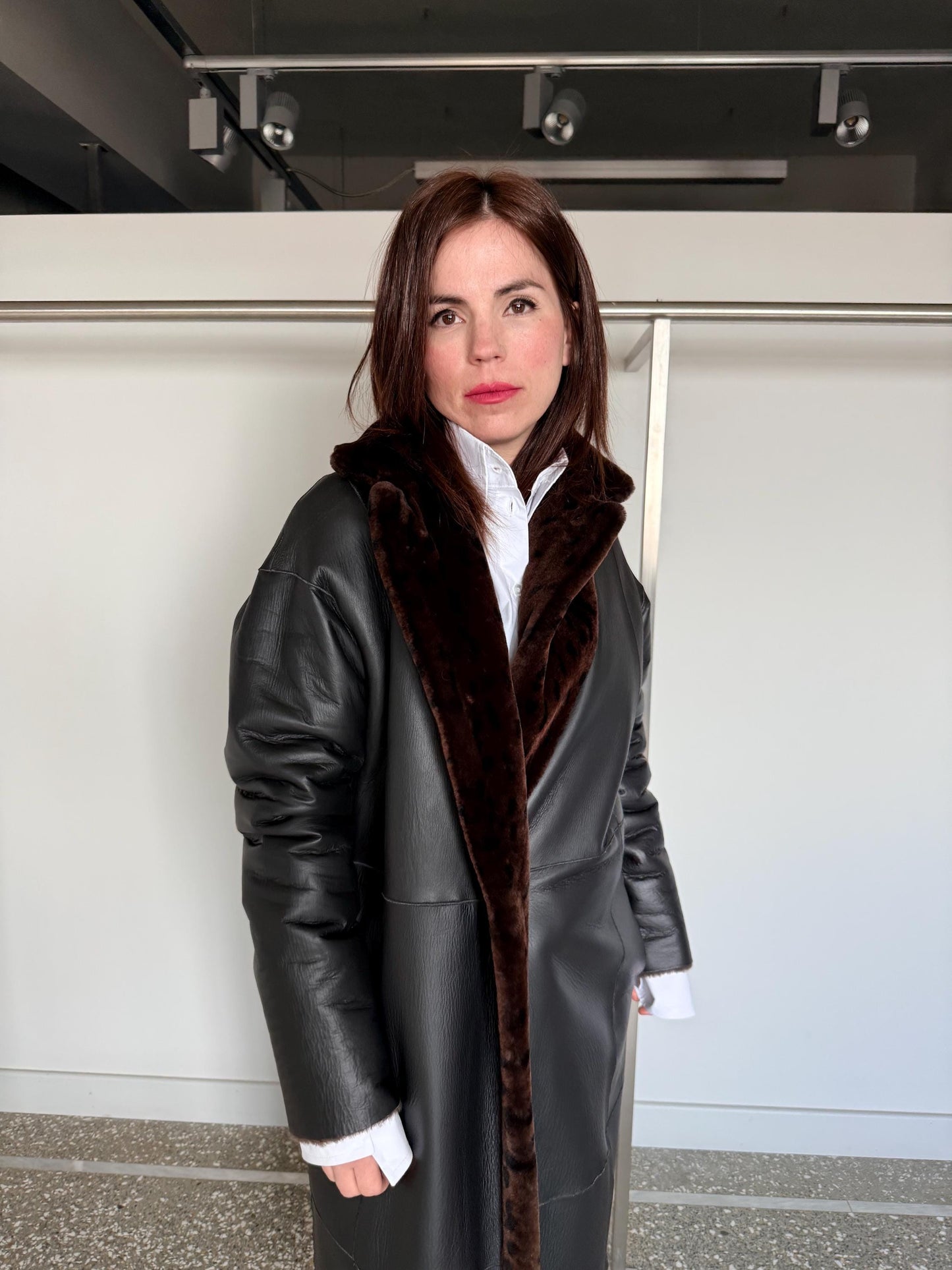 Handmade reversible shearling with animal print. Black leather sheepskin coat: Super warm Sheepskin stroller.