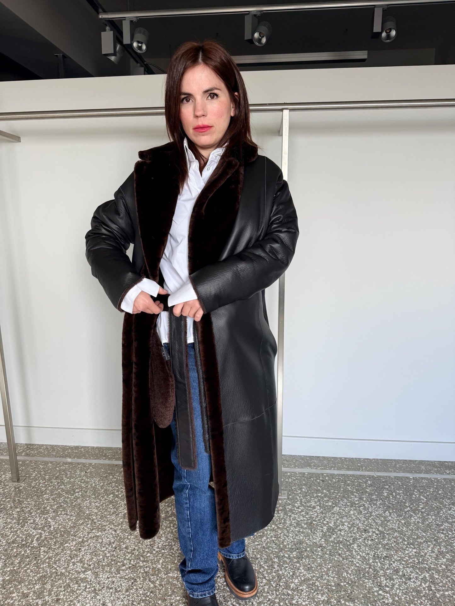 Handmade reversible shearling with animal print. Black leather sheepskin coat: Super warm Sheepskin stroller.
