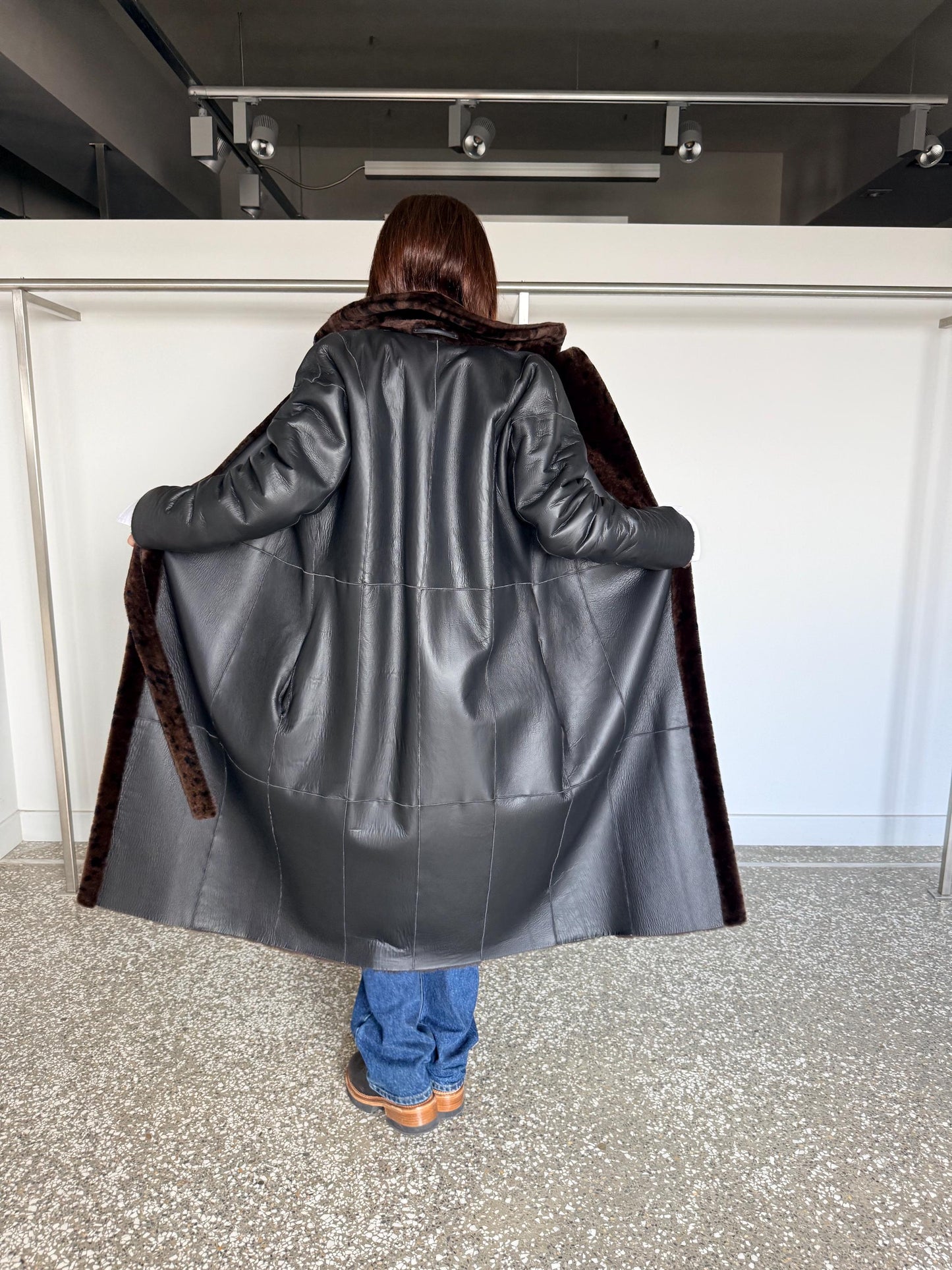 Handmade reversible shearling with animal print. Black leather sheepskin coat: Super warm Sheepskin stroller.